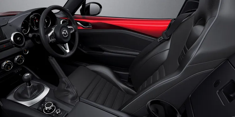 玩家期待許久的原廠RECARO跑車座椅終於上身。原廠提供