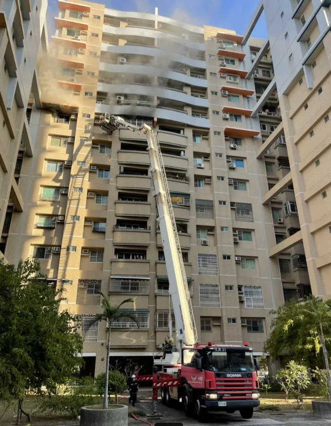 南市消防局出動雲梯車進行灌救。讀者提供