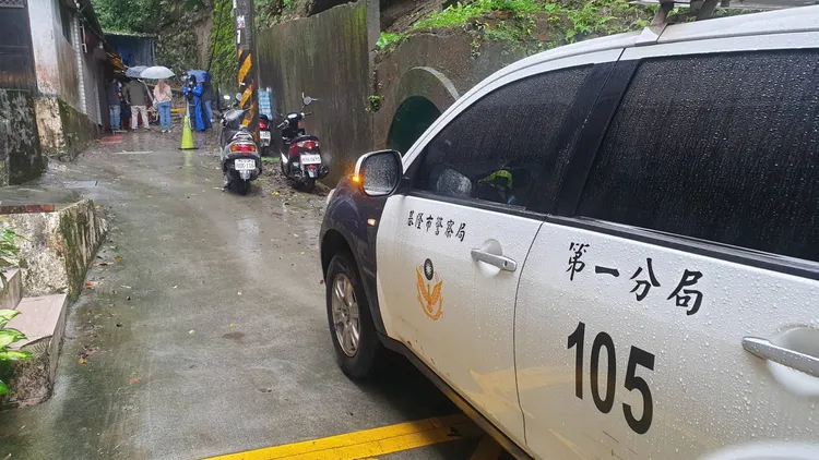 轄區警方到場了解土石流狀況。戴之聖攝