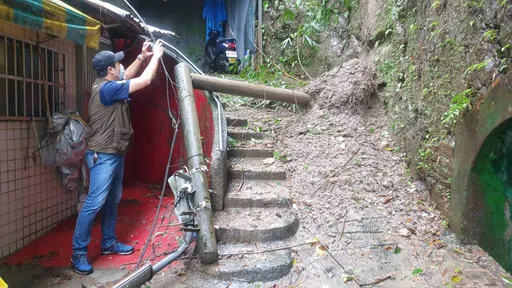 基隆大雨不停釀土石滑落 路燈桿不堪負荷攔腰斷2截