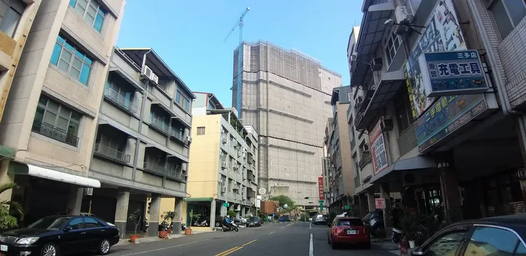 「京城新世界」位於亞洲新灣區，目前每坪開價38-48萬元，成交最高逼近4字頭。葉家銘攝