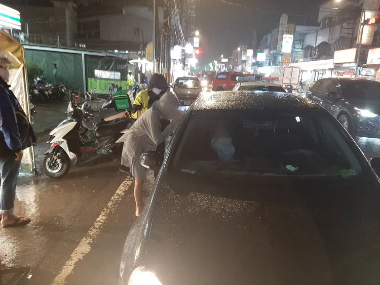 2歲童受困車內，母在車外不斷安撫。平鎮警分局提供