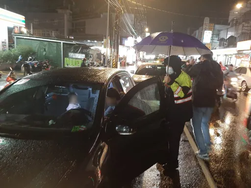迷糊媽下車未熄火2歲愛女反鎖車內 平鎮警即時救援解虛驚