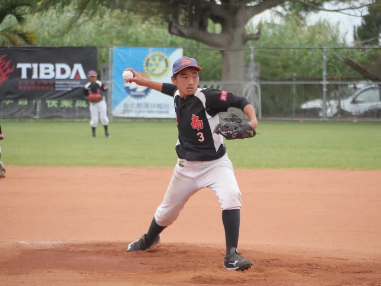 卑南國小贏得關懷盃少棒組冠軍，余秉 軒獲得投手獎。  原棒協提供