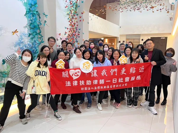 勞工局長陳瑞嘉與法扶基金會在新北庇護工場-樸樹咖啡樹林店合影。新北勞工局提供