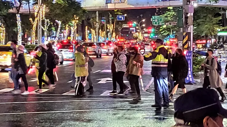 板橋縣民大道將視車流量狀況機動調整號誌時制。板橋警分局提供