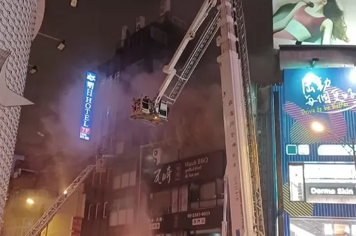 西門町燒烤店竄濃煙　消防隊馳援救出1人