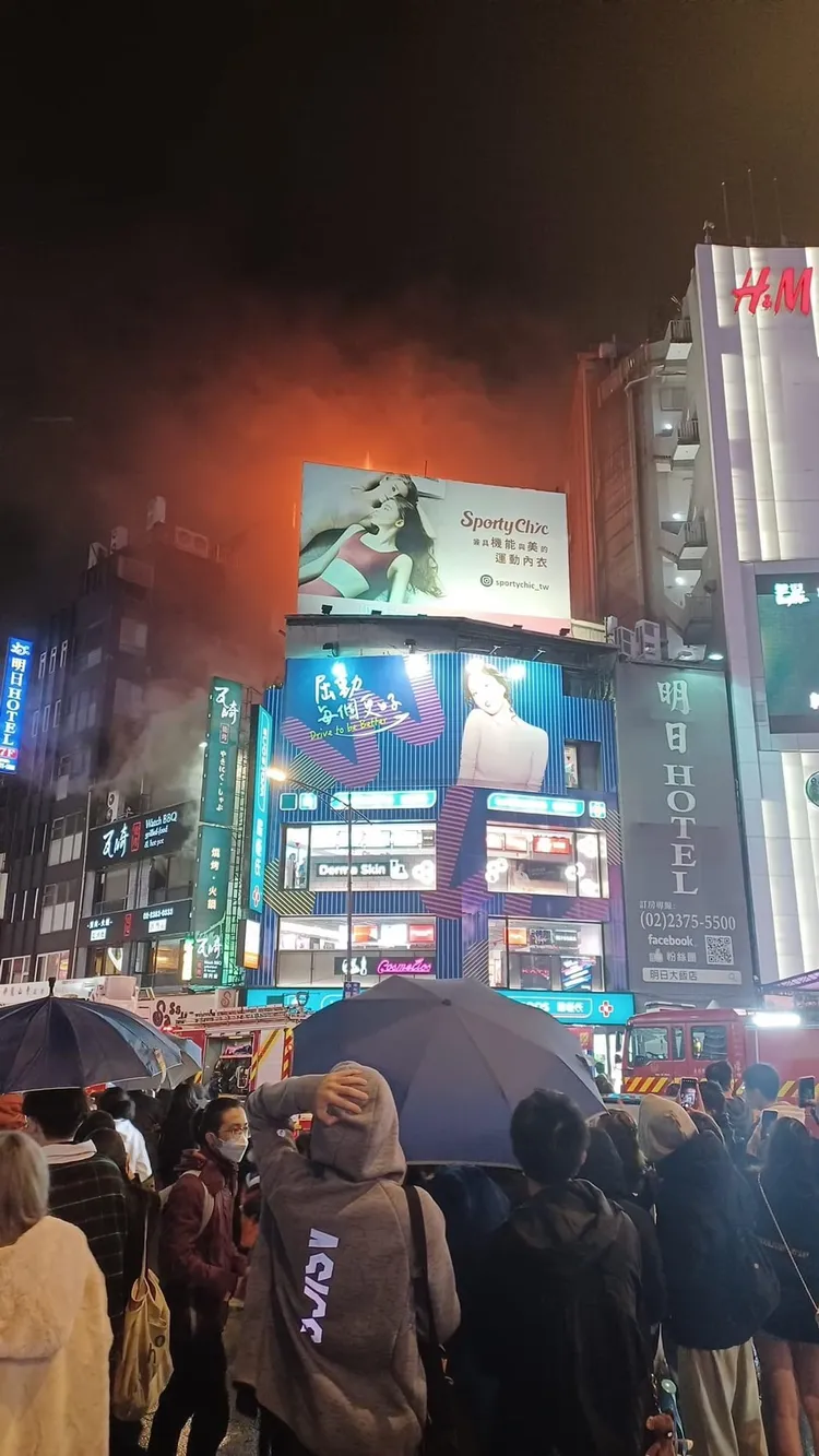 台北市萬華區成都路上1間燒肉店今晚近10時左右，冒出陣陣濃煙及火勢。翻攝畫面