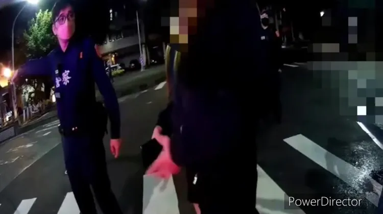 林男的女友驚魂未定，向警方陳述遭施暴的經過。讀者提供