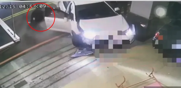 林男的女友（紅圈處）被歹徒推倒在地。讀者提供