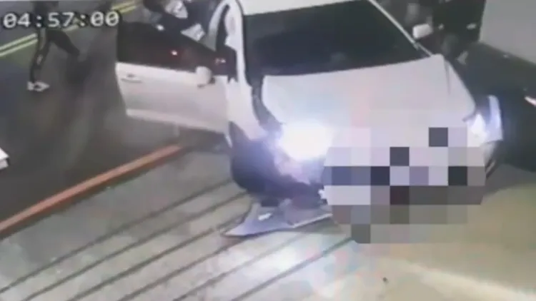 林姓情侶的白色Toyota altis遭追逐後失控撞進民宅，2人下車後慘遭7惡煞圍毆。讀者提供