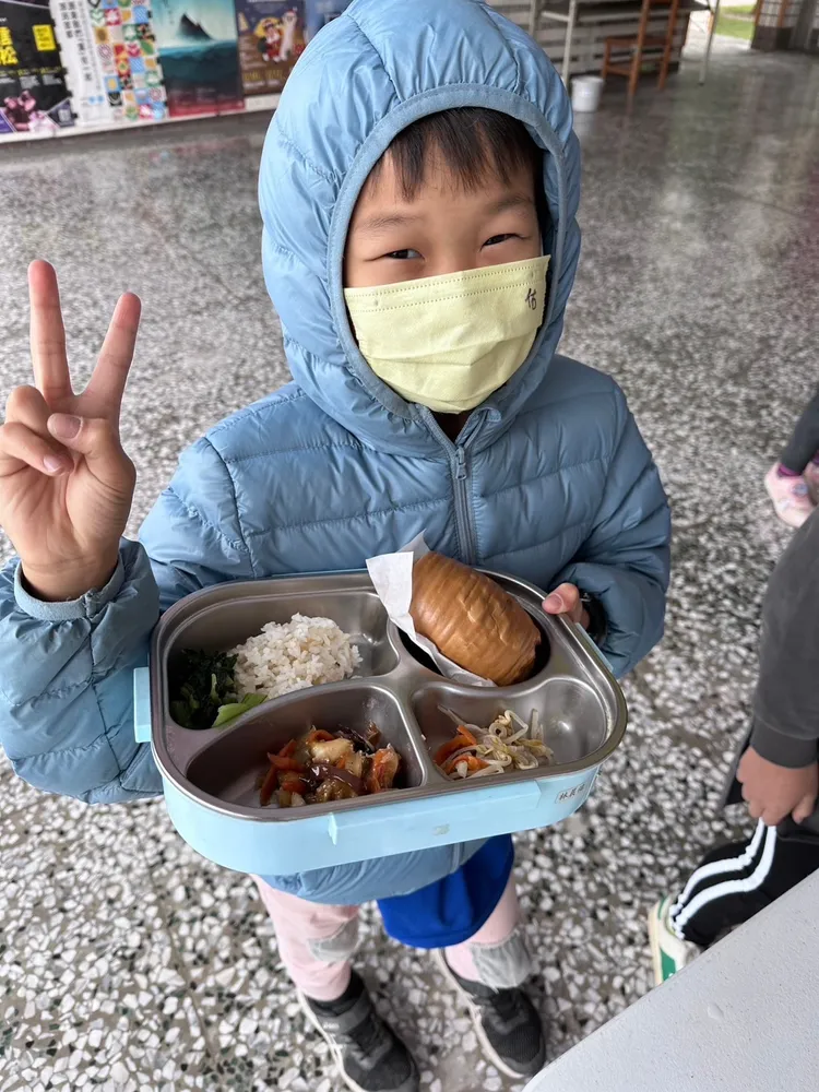 台東岩灣國小學童享用具有石斑魚料理的營養午餐。台東縣府提供