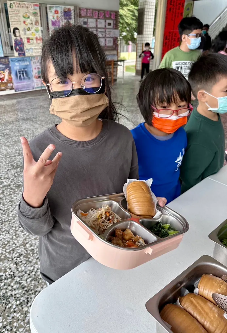 台東岩灣國小學生享用具有石斑魚料理的營養午餐。台東縣府提供