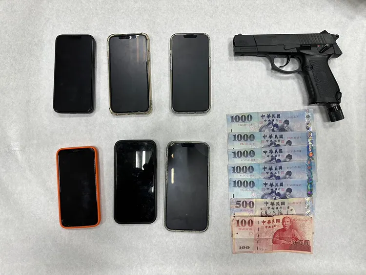 警方循線起出做案道具槍及贓款。讀者提供