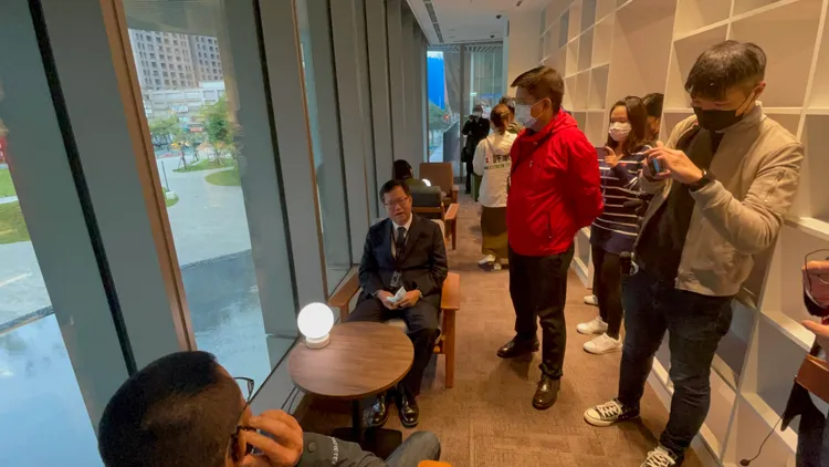 鄭文燦參觀桃園市總圖。張沛森攝