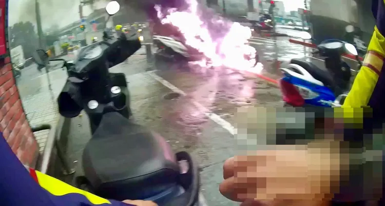 警方順利把機車拉開遠離火場。翻攝畫面