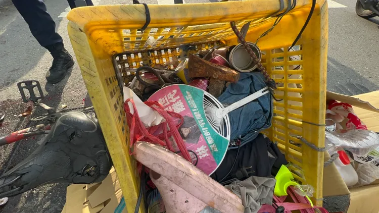 其中一名男子的腳踏車置物籃裝有一把斧頭。侯昌騰攝