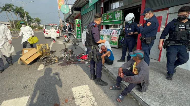 拿玻璃瓶傷人的陳姓男子(穿灰色外套者)身上沾滿對方血跡。侯昌騰攝