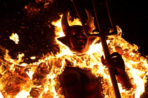 一把火烧毁！　瓜地马拉「火烧魔鬼」来趋吉避凶庆过节