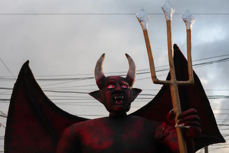 焚燒前的惡魔雕像。路透社