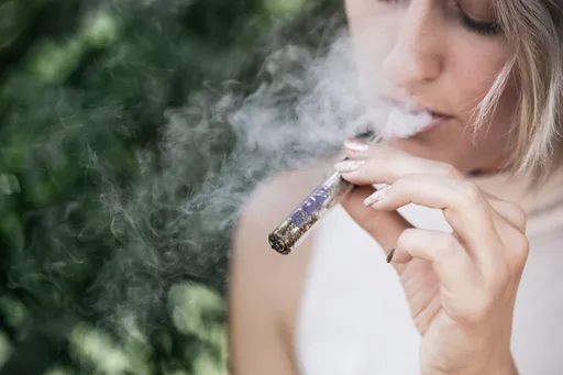 電子菸讓你一口爛牙　危害就像「含棒棒糖睡覺」