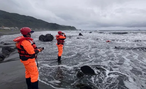 宜兰头城2冲浪客受困礁岩 海巡出动这利器成功救援