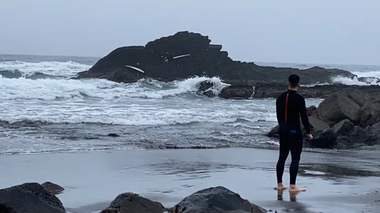 兩名衝浪客受困頭城外澳沙灘礁石區，海巡救援。讀者提供