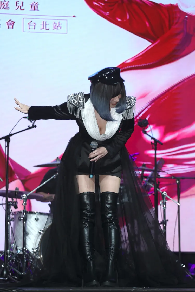 她模仿羅志祥敬禮答謝大家。陳明中攝