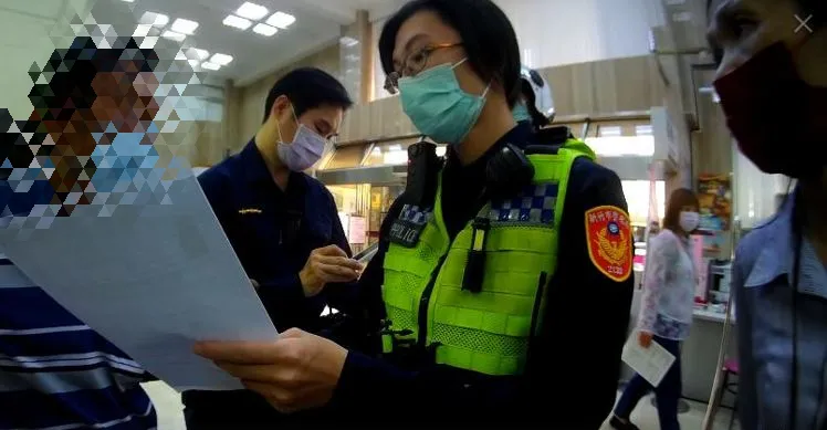 警方及行員不斷勸說吳男。翻攝畫面
