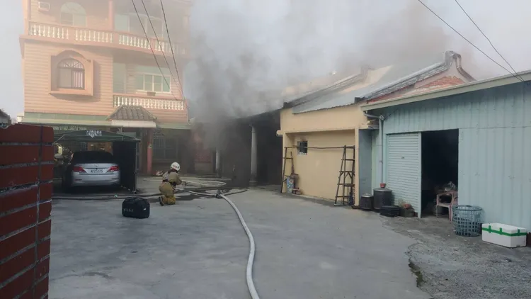 平房一樓冒出大量濃煙。讀者提供