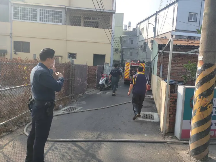 警方在周圍道路疏導交通。讀者提供