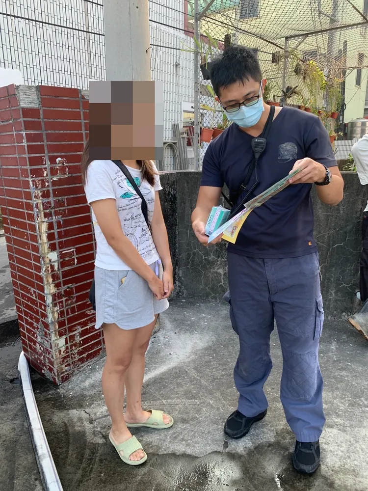 消防人員在火勢撲滅後，對居民進行防火宣導。讀者提供