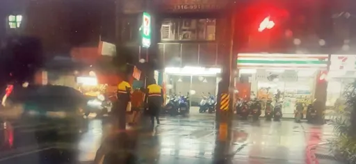 深夜天寒下大雨！新北男衣著單薄未撐傘　警暖心擋雨攙扶護送返家