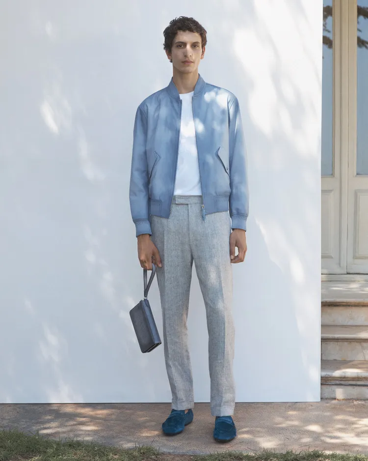 新款Lorenzo Drive開車鞋，採用絨面Camoscio 麂皮材質及飾有Scritto圖案的橡膠鞋底打造。品牌提供