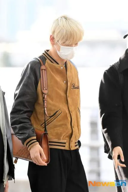 TXT成員秀彬不只全套衣服皆出自Berluti之手，連肩上的背包都可見品牌標誌性的Scritto圖紋。翻攝NEWSEN網站
