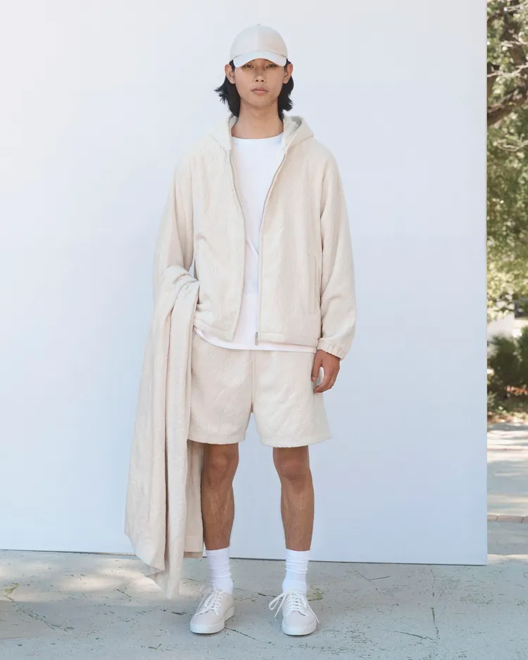 適合海灘穿著的毛巾布套裝，也是有品牌標誌性的Scritto圖案。品牌提供