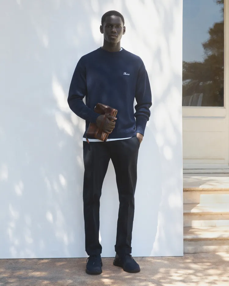 Berluti今在台舉辦2023春夏新品鑑賞，系列藉穿梭於都會與海灘間的多變場景，打造出適合不同場合的裝束。品牌提供