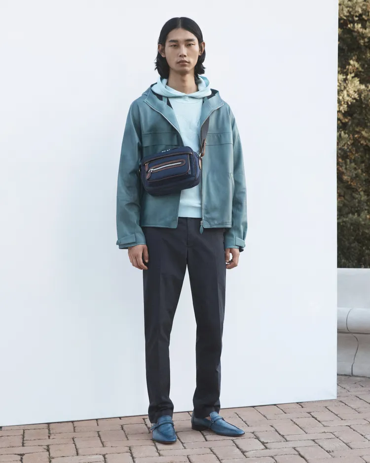 輕便的Cloud系列尼龍包款，也是本季營造愜意日常不可或缺的品項。品牌提供