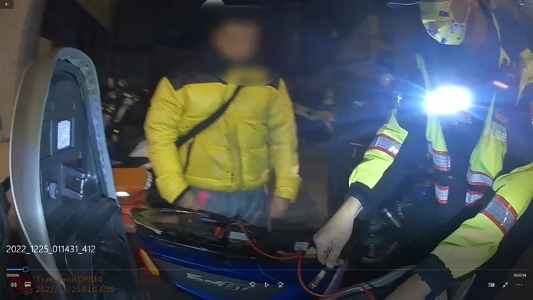 警員協助張男將機車推回派出所，以警用機車電瓶接電。樹林警分局提供