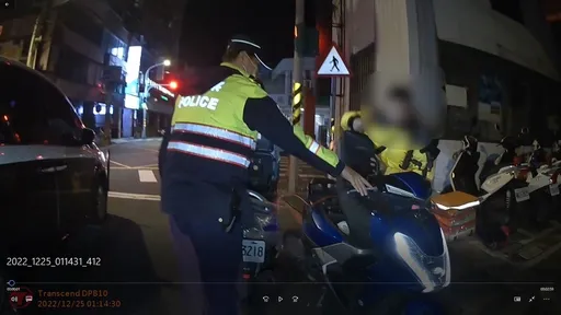 新北男平安夜拚外送機車突拋錨　樹林暖警幫推車又接電解圍