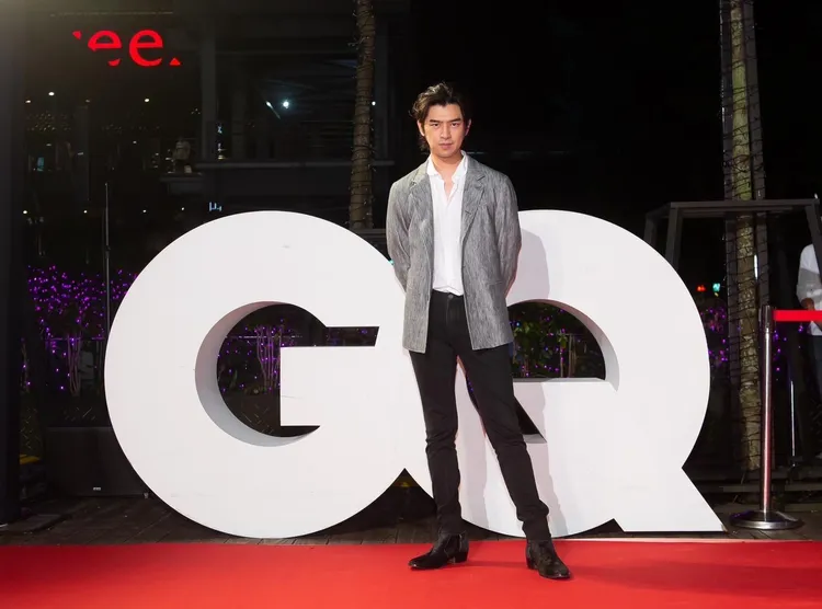 陳柏霖日前出席時尚雜誌《GQ》舉辦的年度風格大賞時，以John Varvatos Levy灰色西裝外套搭配白襯衫及黑色合身牛仔褲，詮釋了紳士輪廓下略帶反骨的瀟灑。品牌提供