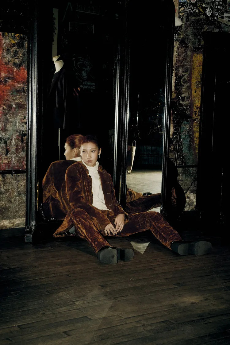Karencici先前趁赴美工作之便，造訪了位在紐約曼哈頓的John Varvatos Bowery NYC旗艦店，並以Luce咖啡色天鵝絨套裝向這個過往的搖滾聖殿致敬。品牌提供