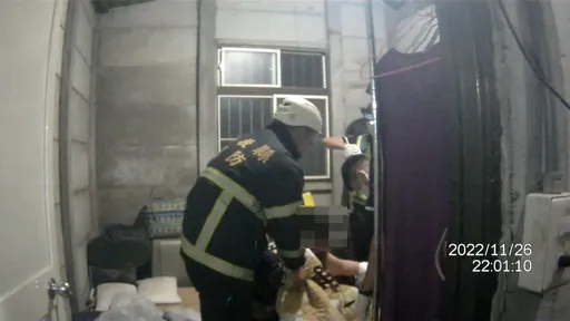 驚見客廳血跡斑斑 警消破門救她命