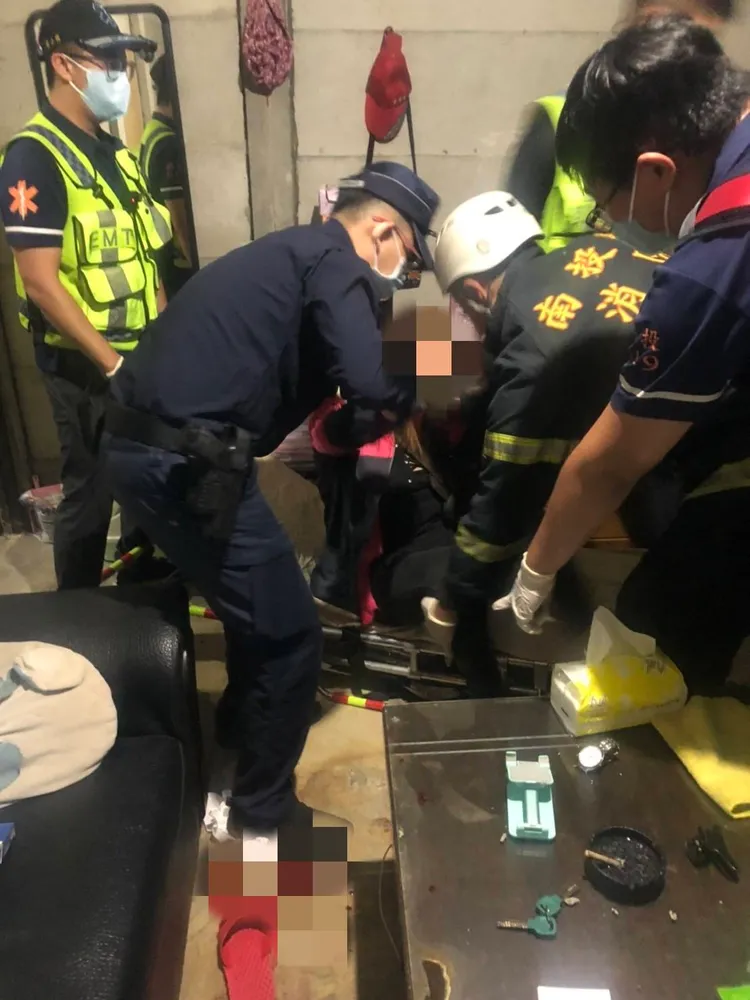 為了安全起見，警消人員仍將婦人強制就醫。民眾提供