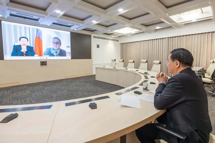 吳釗燮接受西班牙媒體「道理日報」駐亞洲特派員Mar Sánchez-Cascado專訪。外交部提供