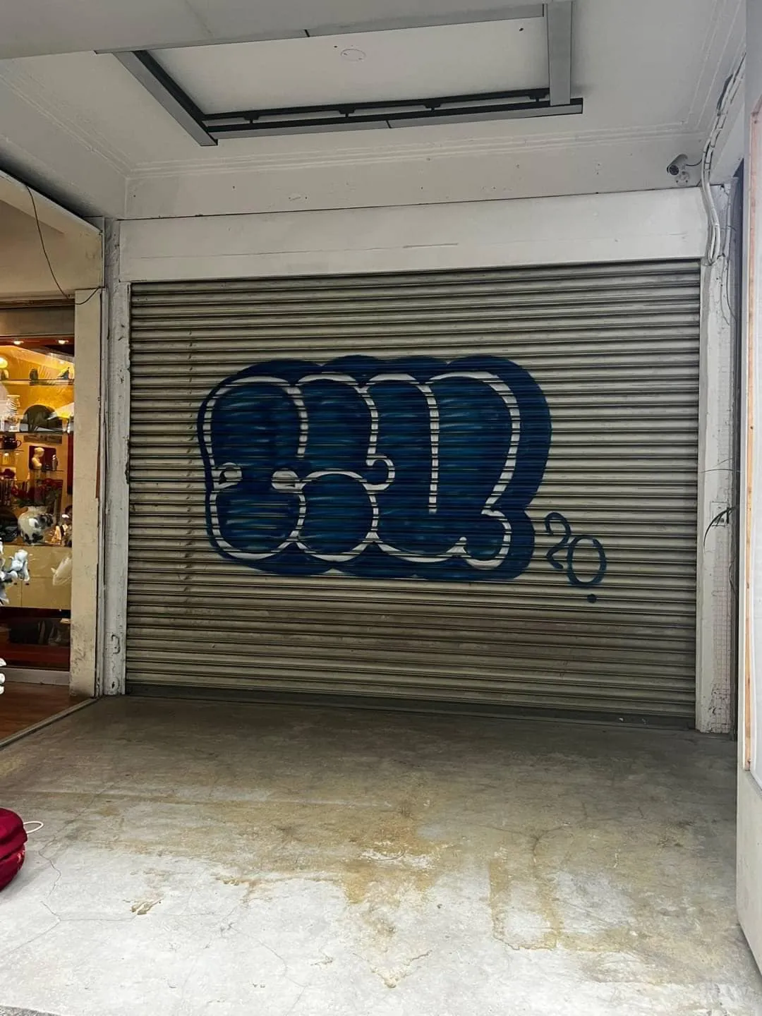 新崛江店面的鐵捲門遭塗鴉。翻攝自高雄大小事