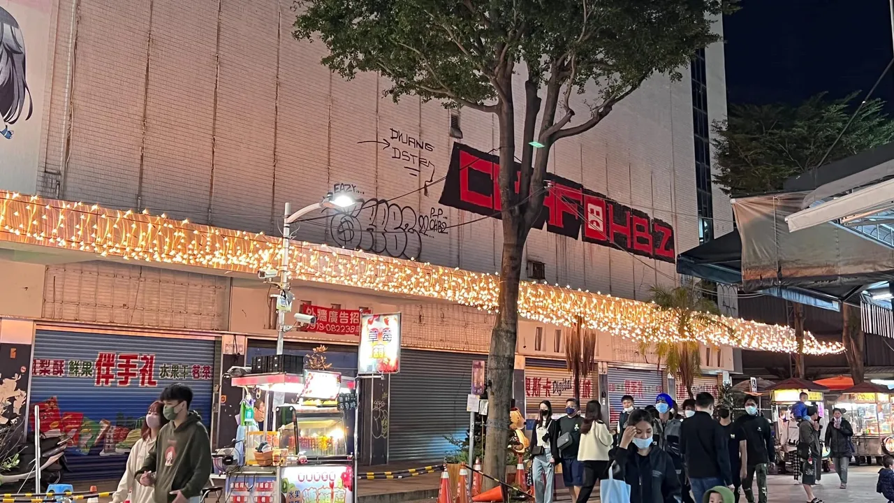奧斯卡電影院2樓的牆壁也被人塗鴉。翻攝自高雄大小事