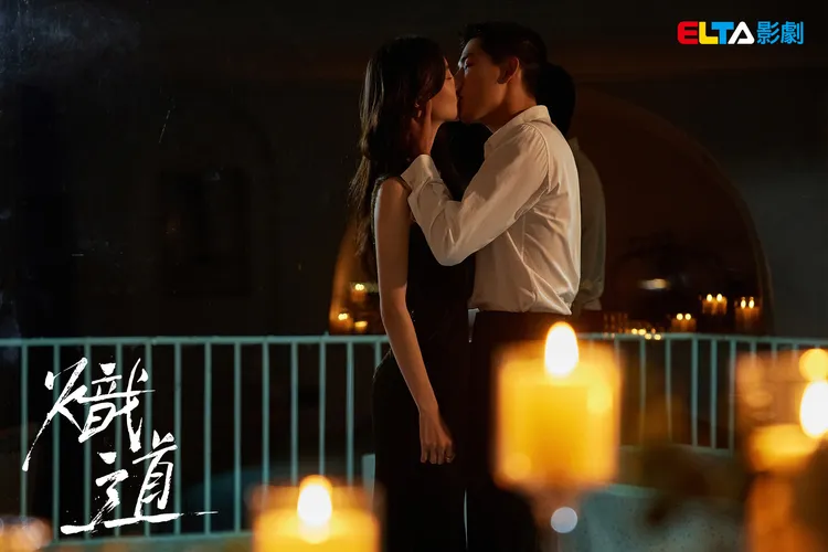 「小奶狗」王安宇（右）超會親，落地窗前擁吻討論度爆表。愛爾達提供