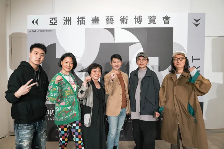（左起）藏家顧問Bryant Chao；曲家瑞老師；承億酒店總經理戴淑玲；亞洲插畫藝術博覽會藝術總監顏寧志；參展藝術家王宗欣與劉正堃Abei。主辦單位提供