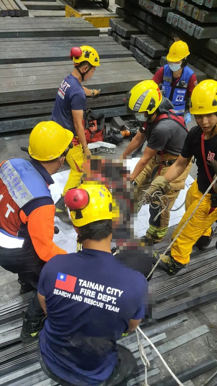 人救出，已明顯死亡。讀者提供